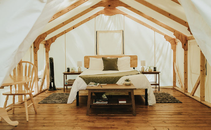 THE DIFFERENCE BETWEEN CAMPING AND “GLAMPING”